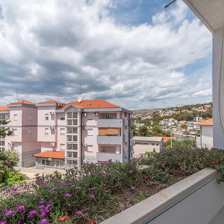 Vojin Apartman *